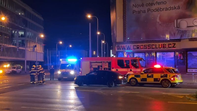 Auto srazilo v pražských Holešovicích dva chodce